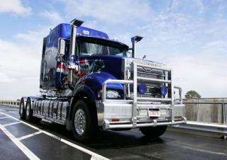 Camioane Capete tractor Mack TITAN Day Cab MP10 8x4