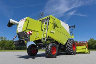 Combine agricole Claas Avero 240