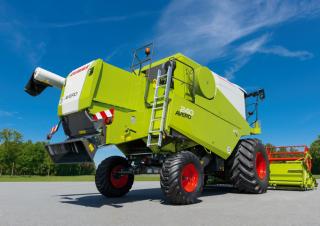 Combine agricole Claas Avero 240