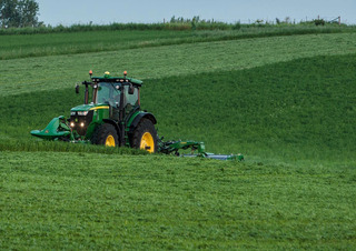 Cositori cu discuri atașate pe spate, cu tambur de condiționare John Deere R950R 