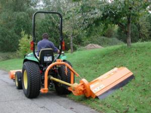 Echipamente de mentenanță pentru sezonul cald/vară Echipamente de cosit în pantă Humus SSK 105