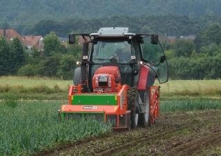 Utilaje agricole de recoltare Echipamente de recoltat ceapa Holaras UM 150-F