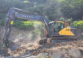 Excavatoare pe șenile Volvo EC230F LR