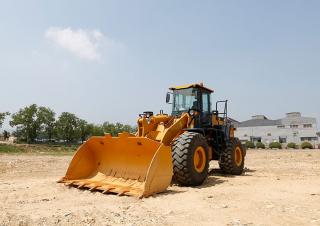 Încărcătoare pe roți SEM 658D