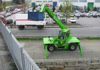 Încărcătoare telescopice cu structură superioară Merlo Roto 45.21