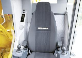 Macarale all-terrain Liebherr LTM 1040-2.1 