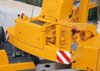 Macarale all-terrain Liebherr LTM 1055-3.2 