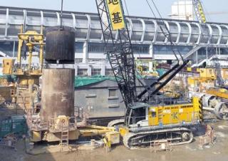 Macarale pe șenile - braț cu zăbrele Liebherr HS 8130