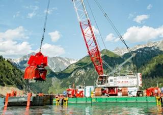 Macarale pe șenile - braț cu zăbrele Liebherr HS 8130