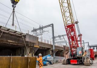 Macarale pe șenile - braț cu zăbrele Liebherr LR 1110