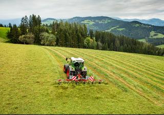 Mașini de întors fânul rotative Fella Sanos 601 DN