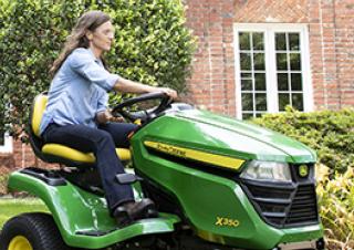Mașini de tuns iarba Ride on și Tractoare de grădină John Deere X330