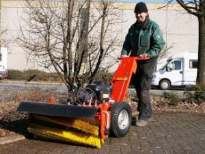 Echipamente de mentenanță pentru sezonul cald/vară Măturători stradale Măturători stradale controlate manual Adler HK 5.5