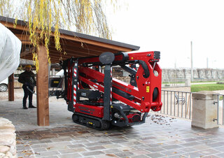 Nacele cu braț articulat Nacele cu braț articulat pe șenile Hinowa Lightlift 13.70 Performance IIIS
