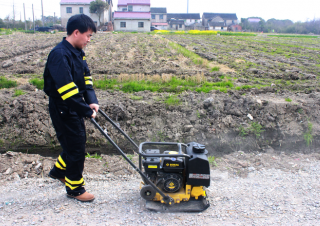 Plăci compactoare Plăci vibratoare cu o singură direcție Bomag BPS 18/45