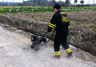 Plăci compactoare Plăci vibratoare cu o singură direcție Bomag BPS 18/45