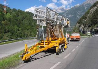 Nacele cu braț articulat Nacele cu braț articulat montate pe trailer Moog MBI 70-1/S