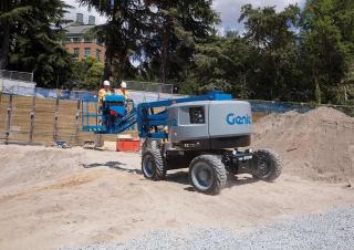 Nacele cu braț articulat Nacele cu braț articulat pe roți Genie Z™-45 XC