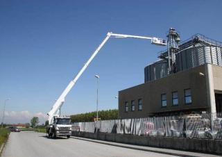 Nacele telescopice Nacele telescopice montate pe camion Multitel MJ 375