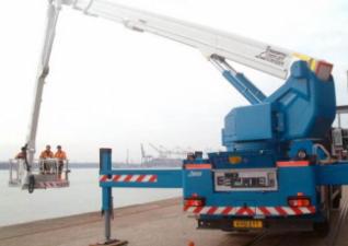 Nacele telescopice Nacele telescopice montate pe camion Bronto Skylift S 36 XDT