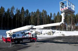 Nacele telescopice Nacele telescopice montate pe camion Bronto Skylift S 65 XR