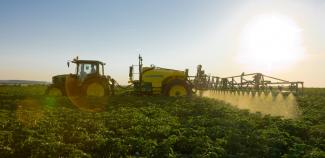 Pulverizatoare de câmp tractate John Deere 740
