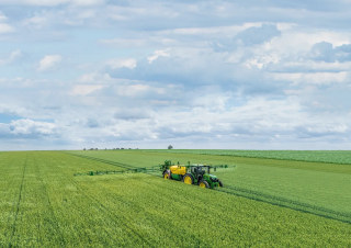 Pulverizatoare de câmp tractate John Deere M724i