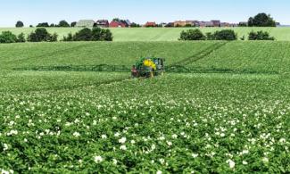 Pulverizatoare de câmp tractate John Deere M962