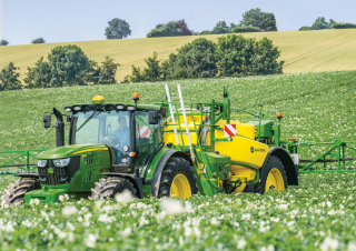 Pulverizatoare de câmp tractate John Deere M962i