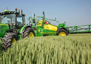 Pulverizatoare de câmp tractate John Deere R944i