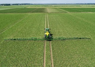 Pulverizatoare de câmp tractate John Deere R975i