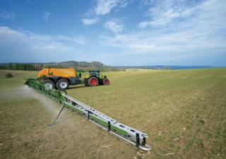 Pulverizatoare de câmp tractate Amazone UX 11200 (40)