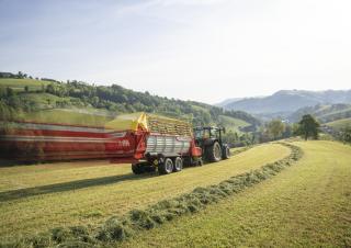 Remorci cu tocător pentru siloz Pöttinger Boss 3240 DB Master