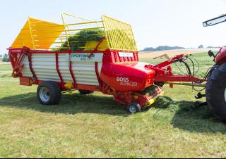 Remorci cu tocător pentru siloz Pöttinger Boss Alpin 251