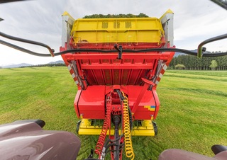Remorci cu tocător pentru siloz Pöttinger Jumbo 7400
