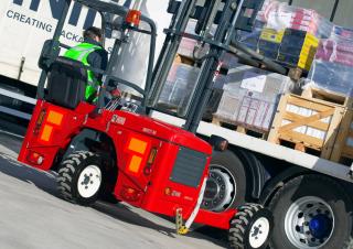 Stivuitoare montate pe camion Stivuitoare montate pe camion Diesel Moffett M 4-20.3