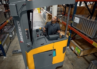 Stivuitoare electrice cu catarg retractabil Jungheinrich ETR 416d