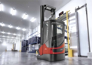 Stivuitoare electrice cu catarg retractabil Linde R17X triplex