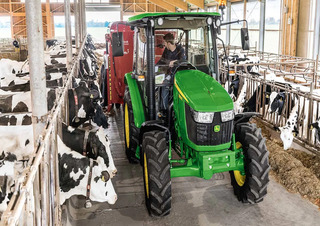 Tractoare 4WD John Deere 5075E