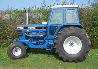 Tractoare cu roți mari pe spate Ford-NH 7700