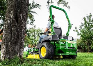 Mașini de tuns iarba Ride on și Tractoare de grădină John Deere Z515E
