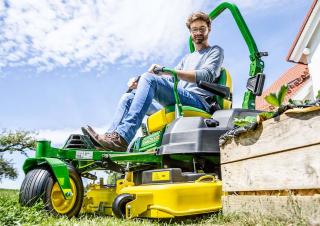 Mașini de tuns iarba Ride on și Tractoare de grădină John Deere Z545R