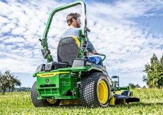 Mașini de tuns iarba Ride on și Tractoare de grădină John Deere Z545R