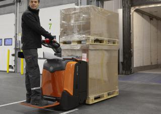 Transpalete cu operator pedestru BT LPE 200