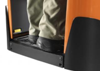 Transpalete cu operator pedestru BT LPE 220
