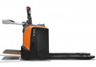 Transpalete cu operator pedestru BT LPE 220