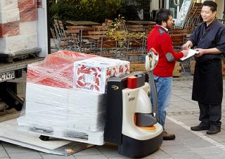 Transpalete cu operator pedestru Crown WP 3210