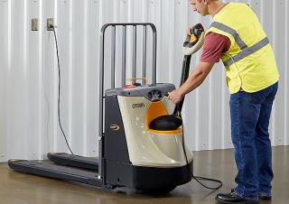 Transpalete cu operator pedestru Crown WP 3245