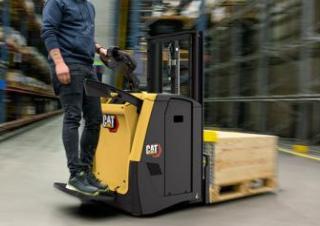 Transpaleți Transpaleți cu platformă, cu operare la mare înălțime Caterpillar NPF20N3DR
