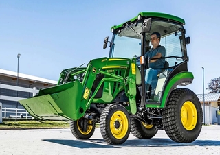 Vehicule Vehicule municipale multifuncționale diesel John Deere 2032 R